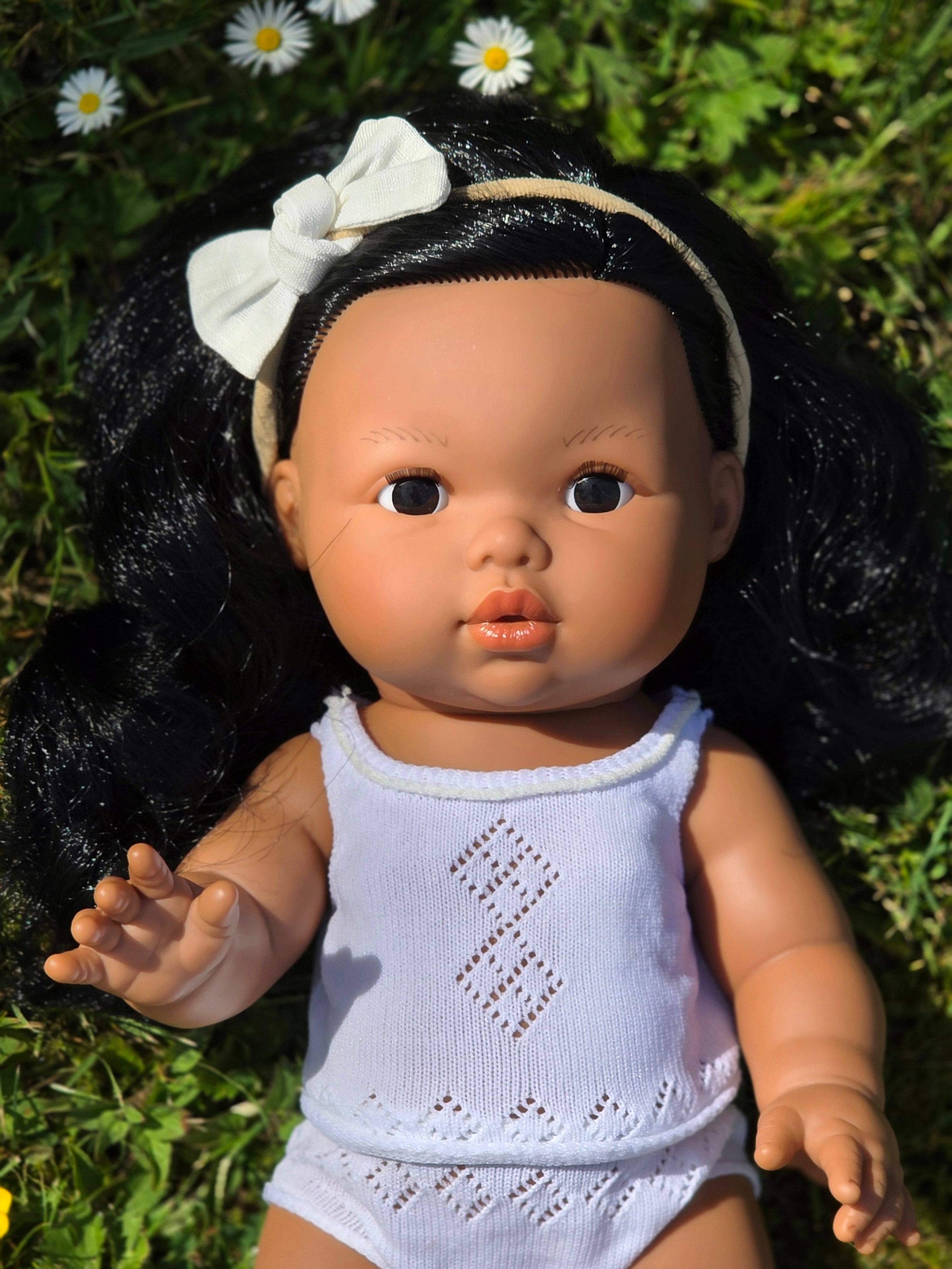 Mini Colettos, Aurora (Hispanic Girl, Black Wavy Hair and Black Eyes)