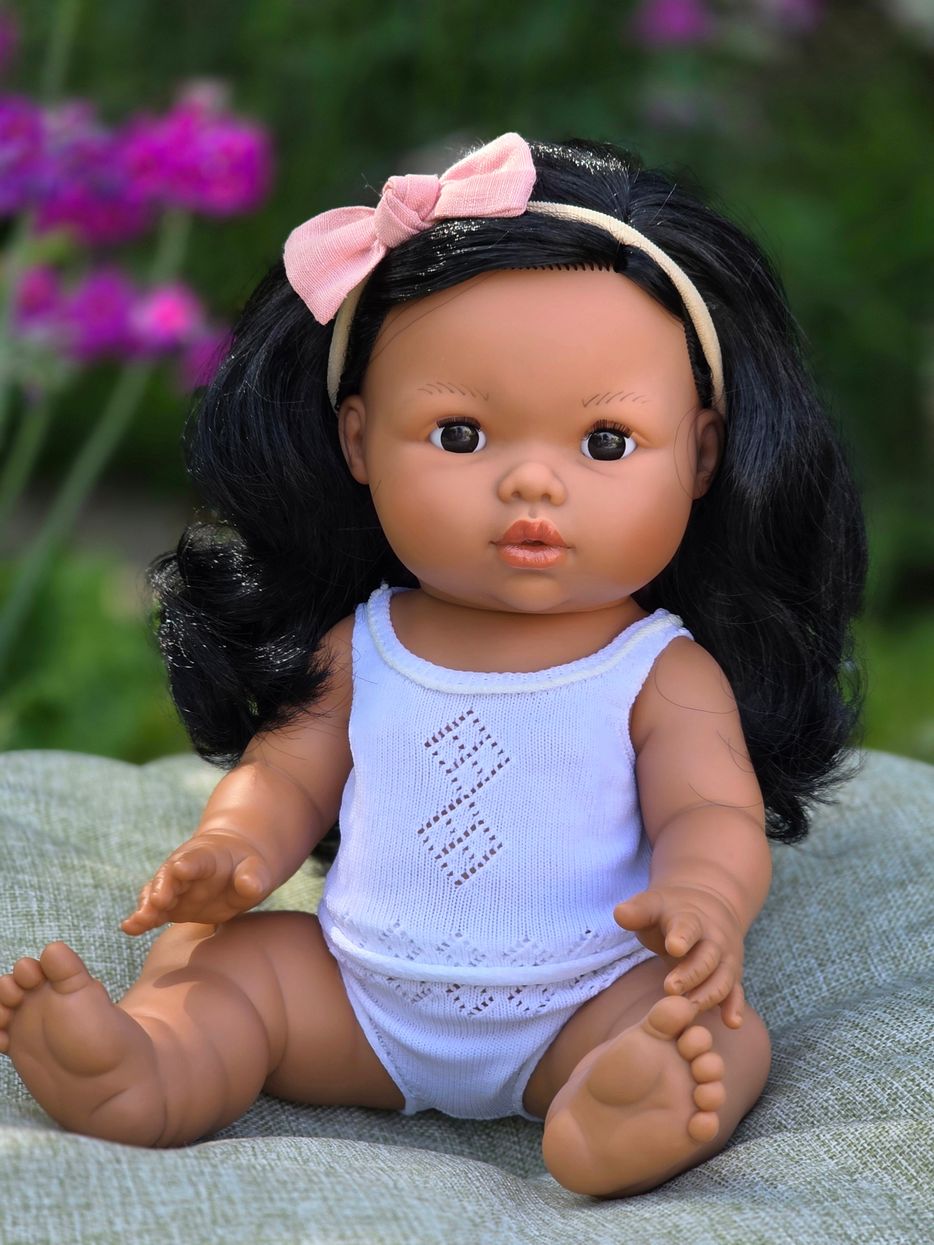 Mini Colettos, Aurora (Hispanic Girl, Black Wavy Hair and Black Eyes)